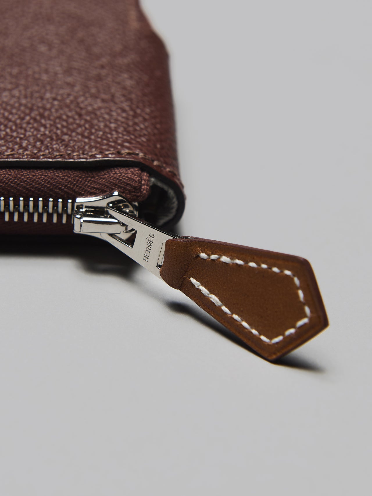 冬ボーナスで買うべきエルメスのレザーコインケース《シルクイン》 のジッププル