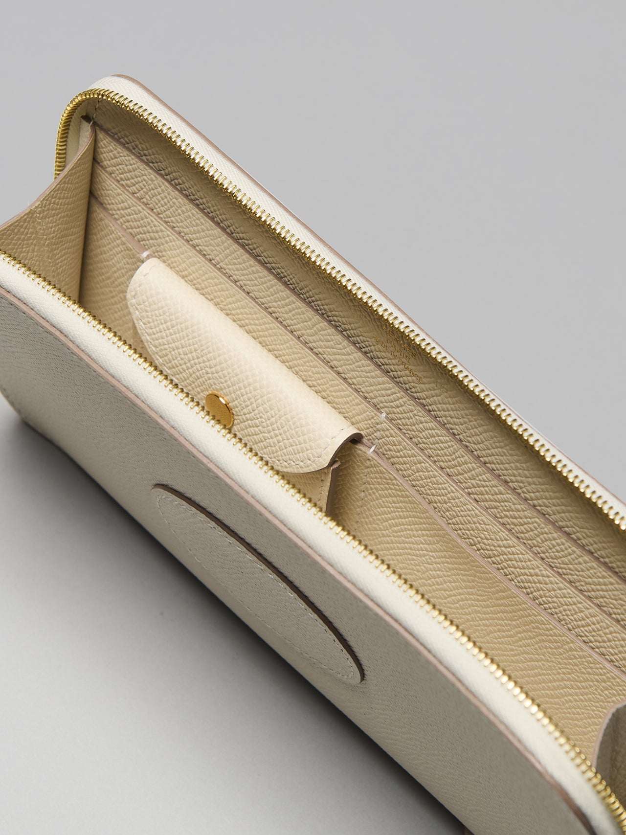 エルメスのレザー財布/ウォレットバッグ《マカロン》 の内側、カードスロットとフラップポケット