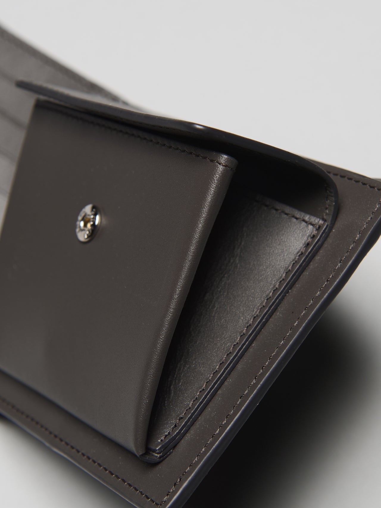 ロエベのレザー財布/パズル バイフォールド コインウォレットのスナップボタン式のコインコンパートメント