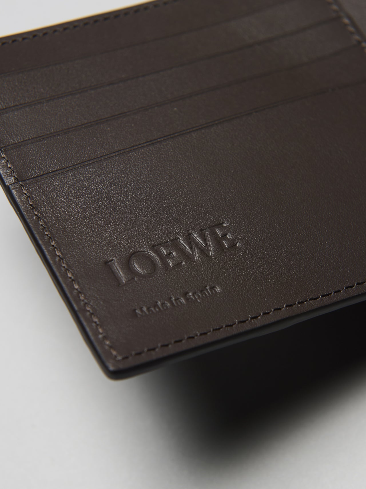 ロエベの新作レザー財布/パズル バイフォールド コインウォレットのカードスロット下のブランドロゴ、デボス加工