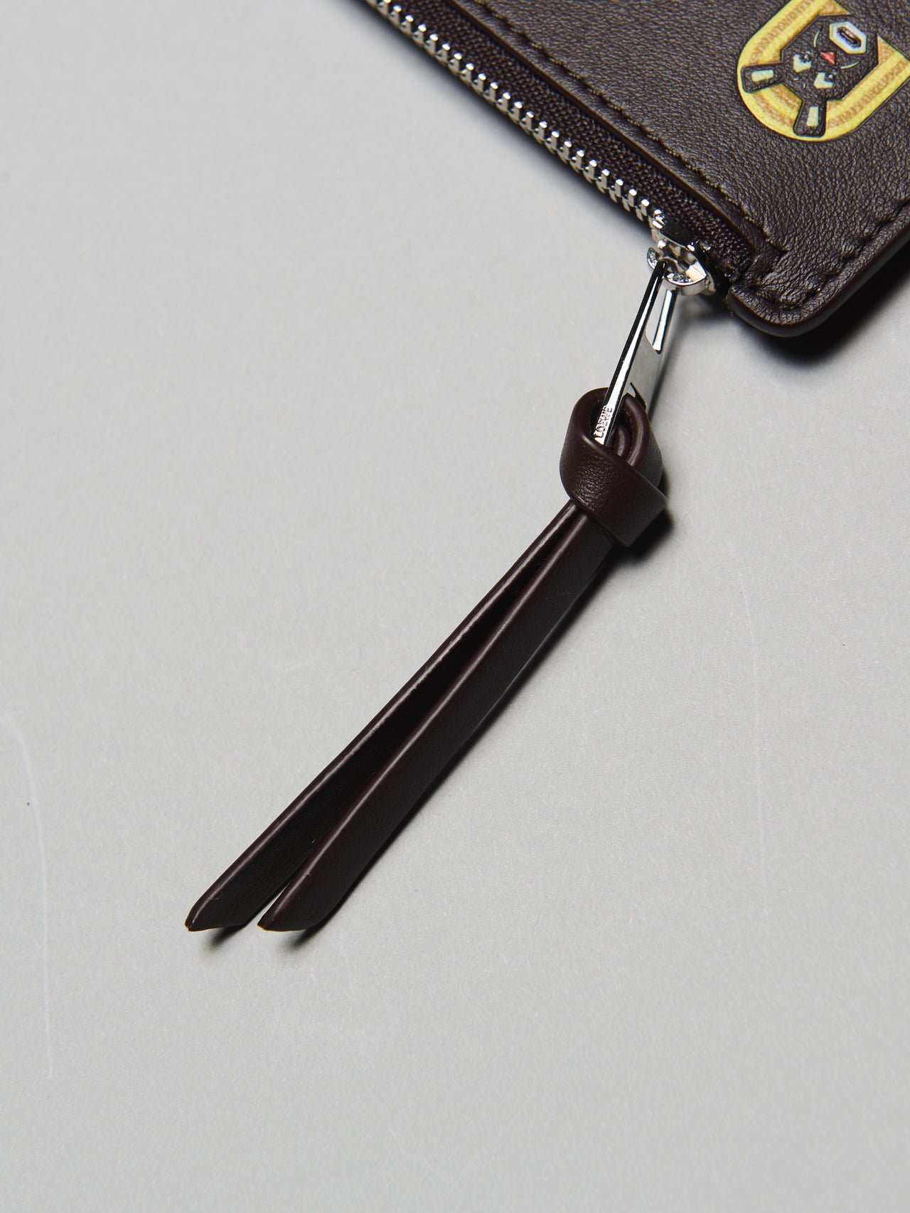 ロエベの新作レザー財布/キャッツ コインカードホルダー のジッププル