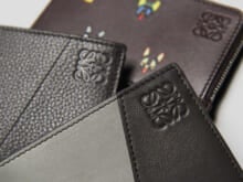 「ロエベ」の冬ボーナスで買うべき“ご褒美レザー財布”３選！ 王道のパズルから新作キャットモチーフまでホリデーシーズンのギフトにもオススメ！［LOEWE］