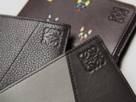 「ロエベ」の冬ボーナスで買うべき“ご褒美レザー財布”３選！ 王道のパズルから新作キャットモチーフまでホリデーシーズンのギフトにもオススメ！［LOEWE］