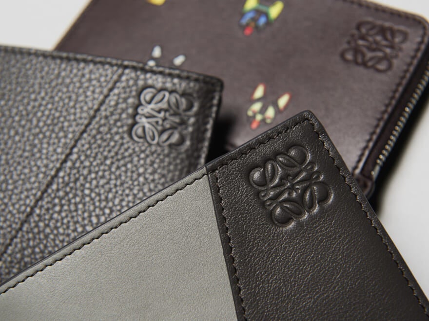 「ロエベ」の冬ボーナスで買うべき“ご褒美レザー財布”３選！ 王道のパズルから新作キャットモチーフまでホリデーシーズンのギフトにもオススメ！［LOEWE］