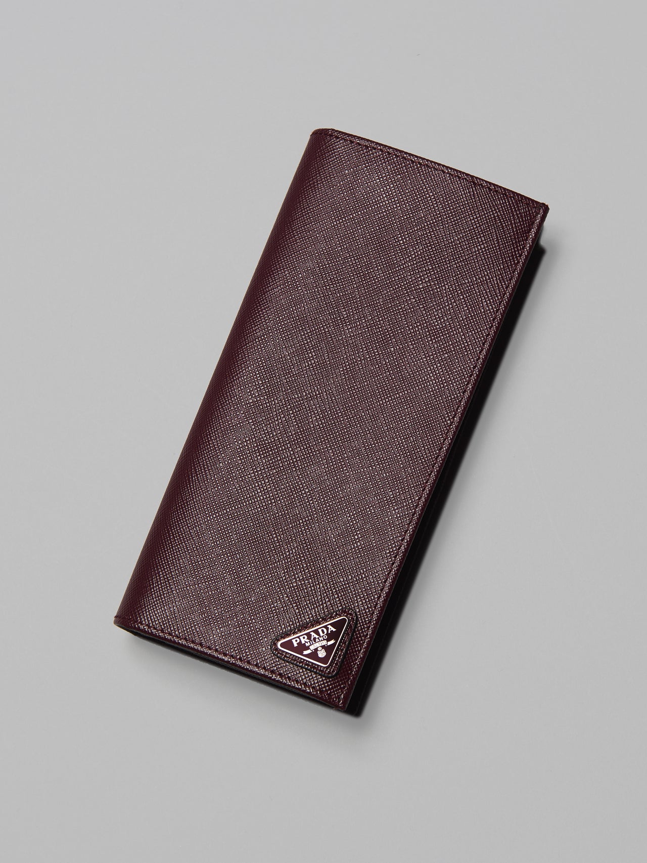 プラダの新作財布「サフィアーノ」トライアングル 長財布 ウォレット