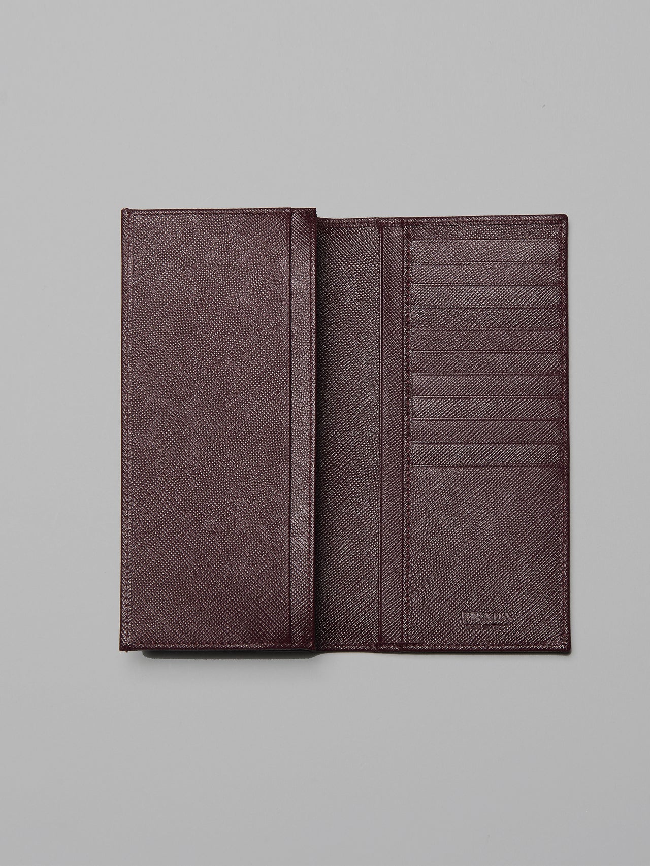 プラダの新作財布「サフィアーノ」トライアングル 長財布 ウォレットの内側