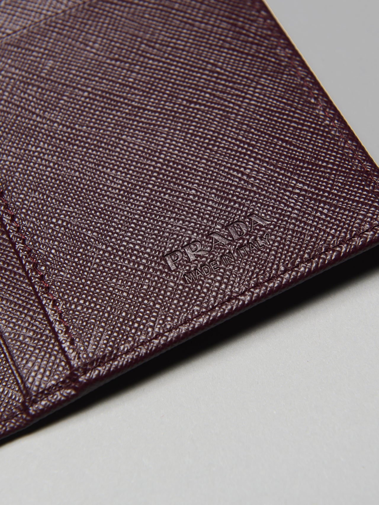 プラダの新作財布「サフィアーノ」トライアングル 長財布 ウォレットのロゴのエンボス加工