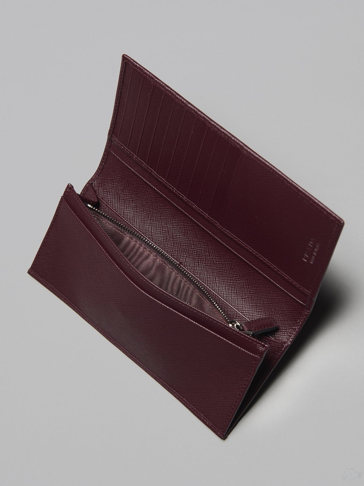 プラダの新作財布「サフィアーノ」トライアングル 長財布 ウォレットのカードスロット、フラップポケット、ジップ式ポケット