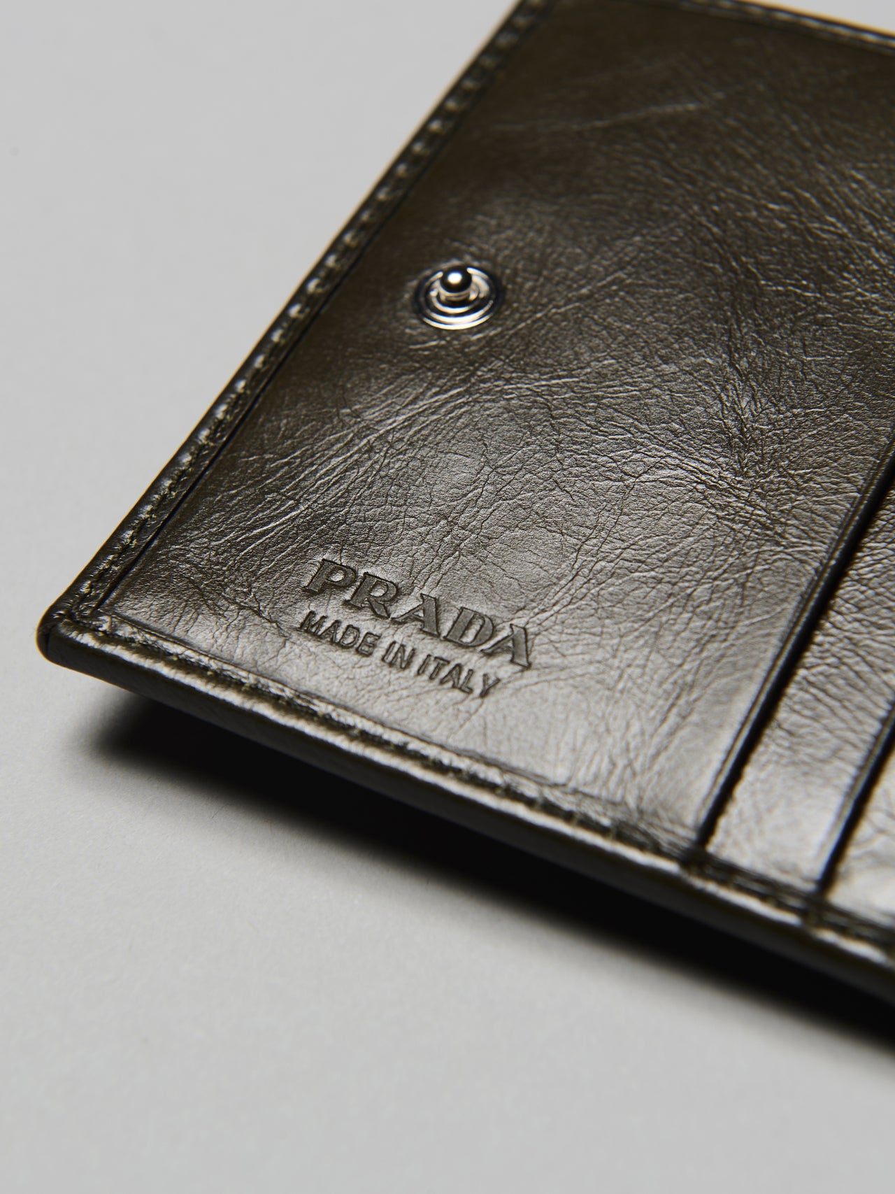 プラダの新作革財布のソフトルックスレザー 財布 ウォレットの内側のエンボス加工