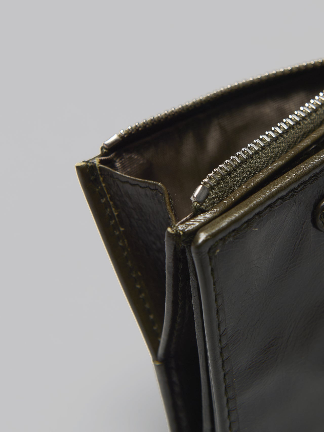 プラダの新作革財布のソフトルックスレザー 財布 ウォレットのファスナーポケットのマチ