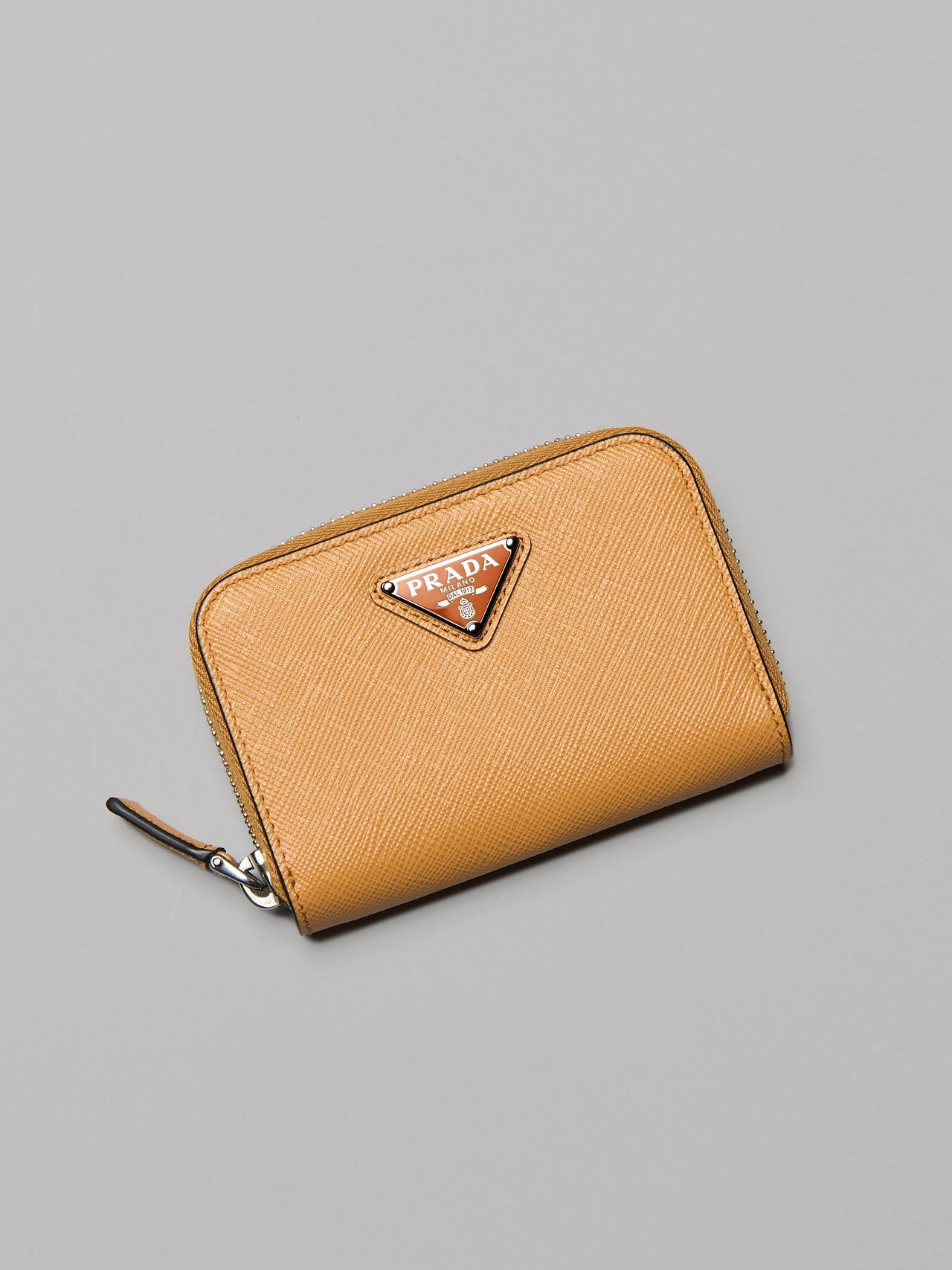 プラダの新作革財布「サフィアーノ」トライアングル コインケース ウォレット