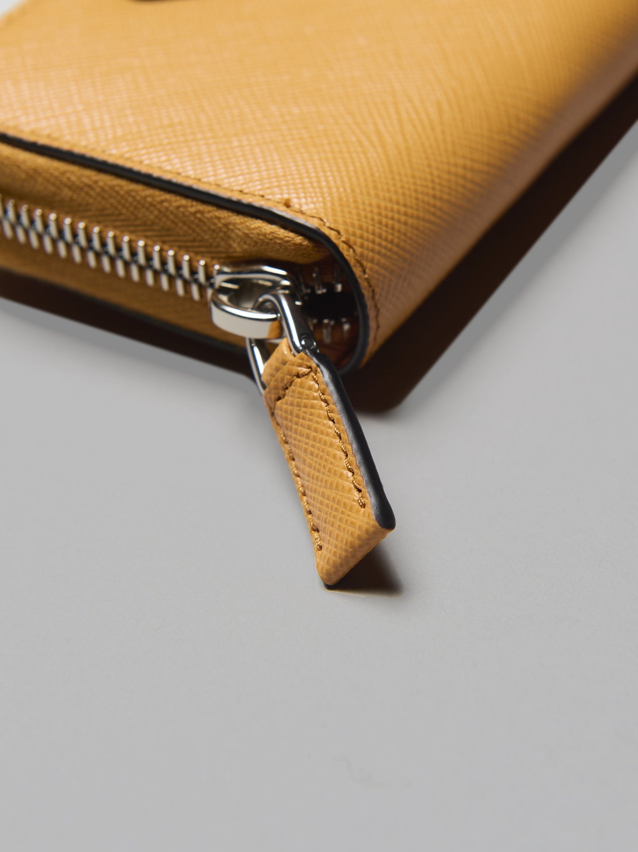 プラダの新作革財布「サフィアーノ」トライアングル コインケース ウォレットのジッププル