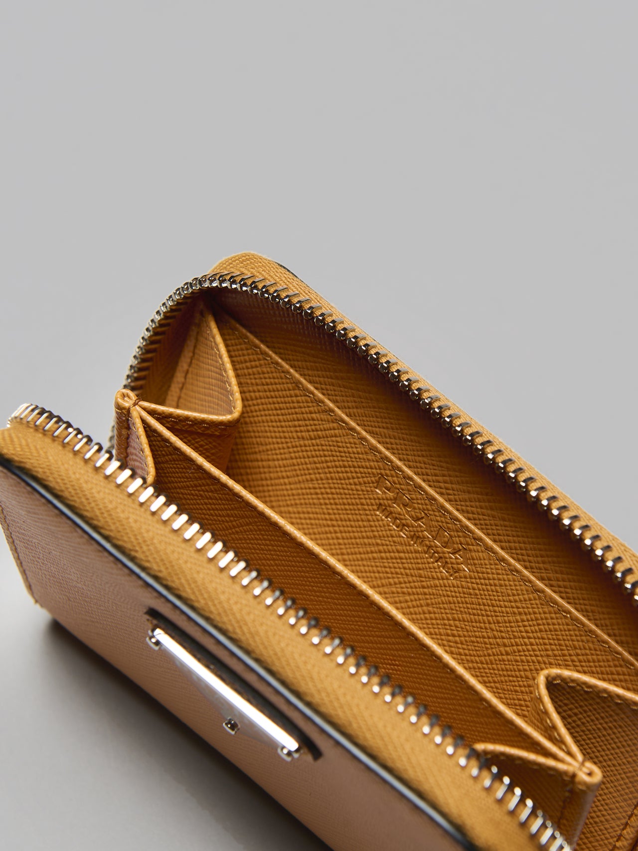 プラダの新作革財布「サフィアーノ」トライアングル コインケース ウォレットの内側