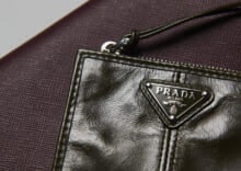 「プラダ」の冬ボーナスで買うべき“ご褒美レザー財布”３選！ アイコンのトライアングルが輝くウォレットは一生モノ。［PRADA］