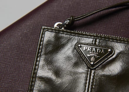 「プラダ」の冬ボーナスで買うべき“ご褒美レザー財布”３選！ アイコンのトライアングルが輝くウォレットは一生モノ。［PRADA］