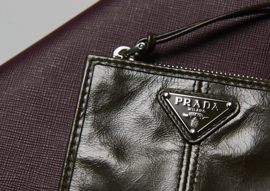 [Gallery]「プラダ」の冬ボーナスで買うべき“ご褒美レザー財布”３選！ アイコンのトライアングルが輝くウォレットは一生モノ。［PRADA］