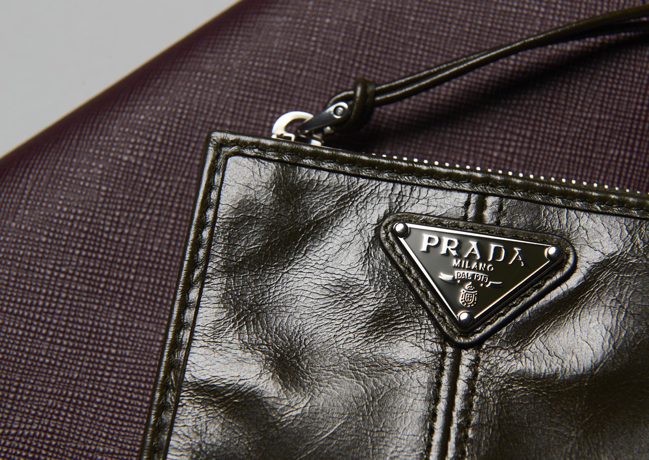「プラダ」の冬ボーナスで買うべき“ご褒美レザー財布”３選！ アイコンのトライアングルが輝くウォレットは一生モノ。［PRADA］