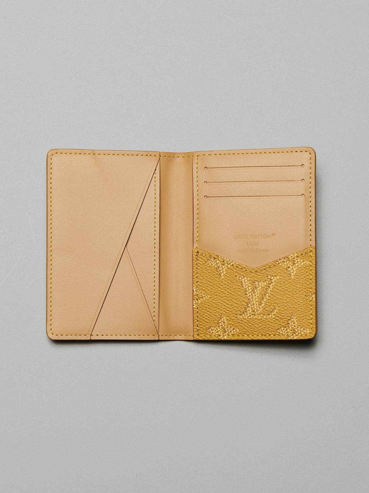 ルイ・ヴィトンのカードケース オーガナイザー・ドゥ ポッシュの内側