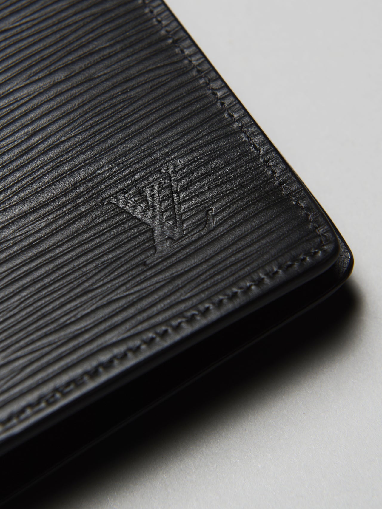 ルイ・ヴィトンのレザー財布/ポルトフォイユ・ブラザ ウォレット エピ・レザーのブランドロゴのエンボス加工