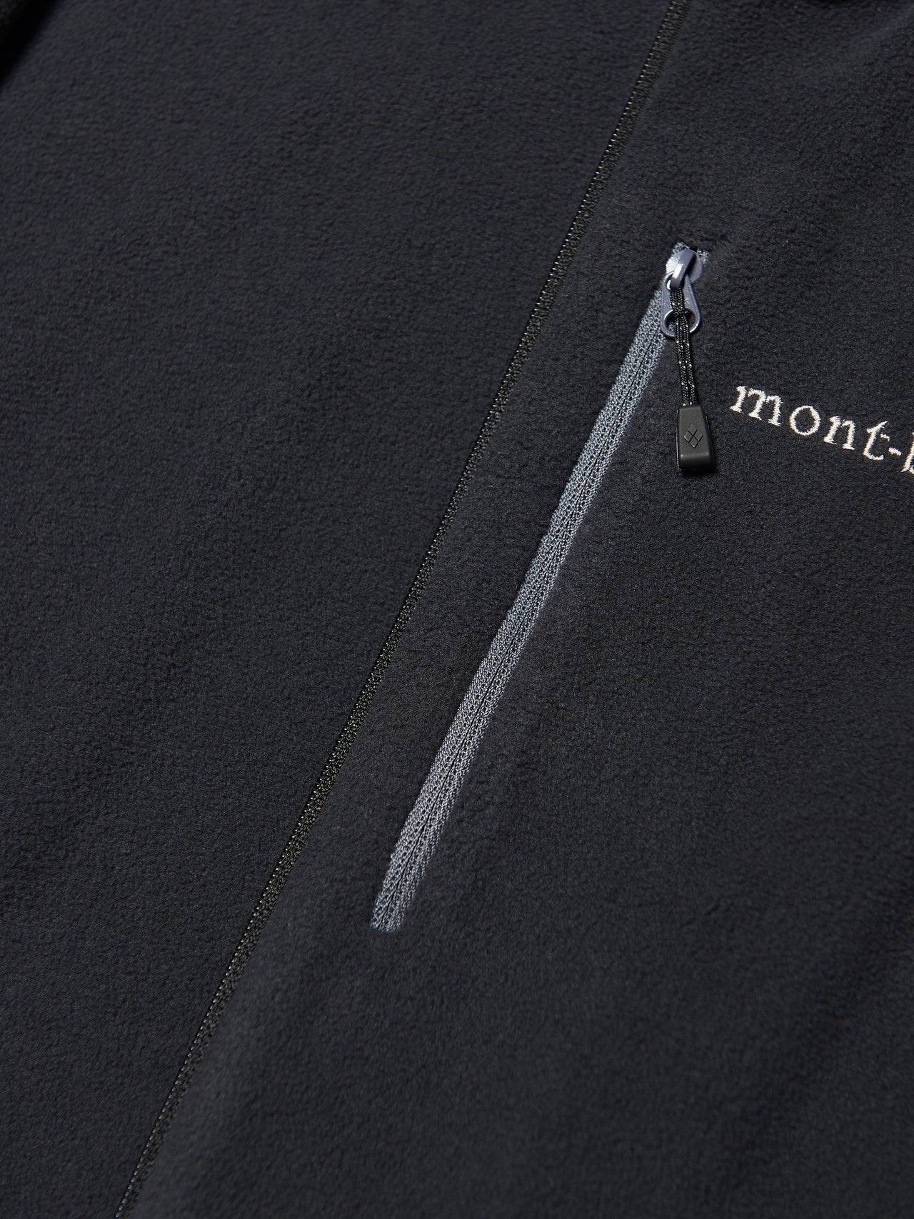 モンベルの黒いシャミース ベストのジップポケットの寄り