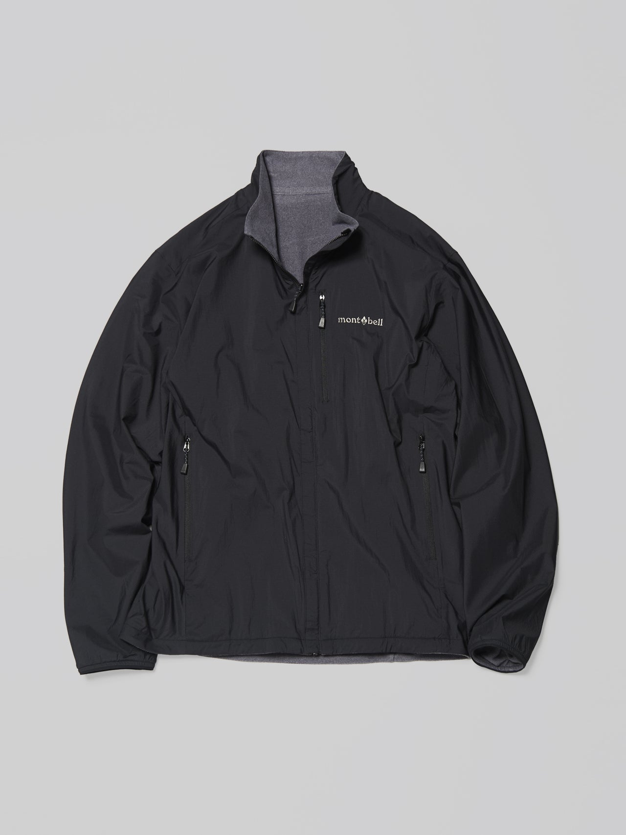 モンベルの黒いシャミース リバーシブル ジャケット 