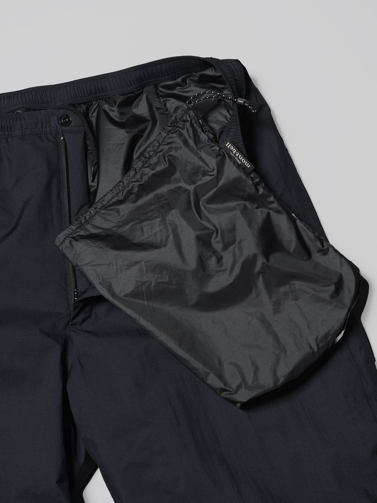 モンベルの黒いスーパードライテック サーマラップ パンツのスタッフバッグ