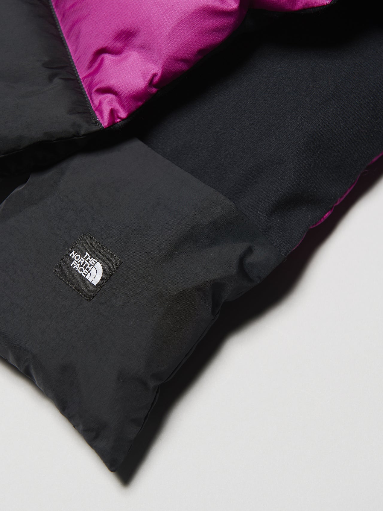 ザ・ノース・フェイスのダウンマフラー/ヌプシマフラー マフラーヌプシマフラーの端のポケット