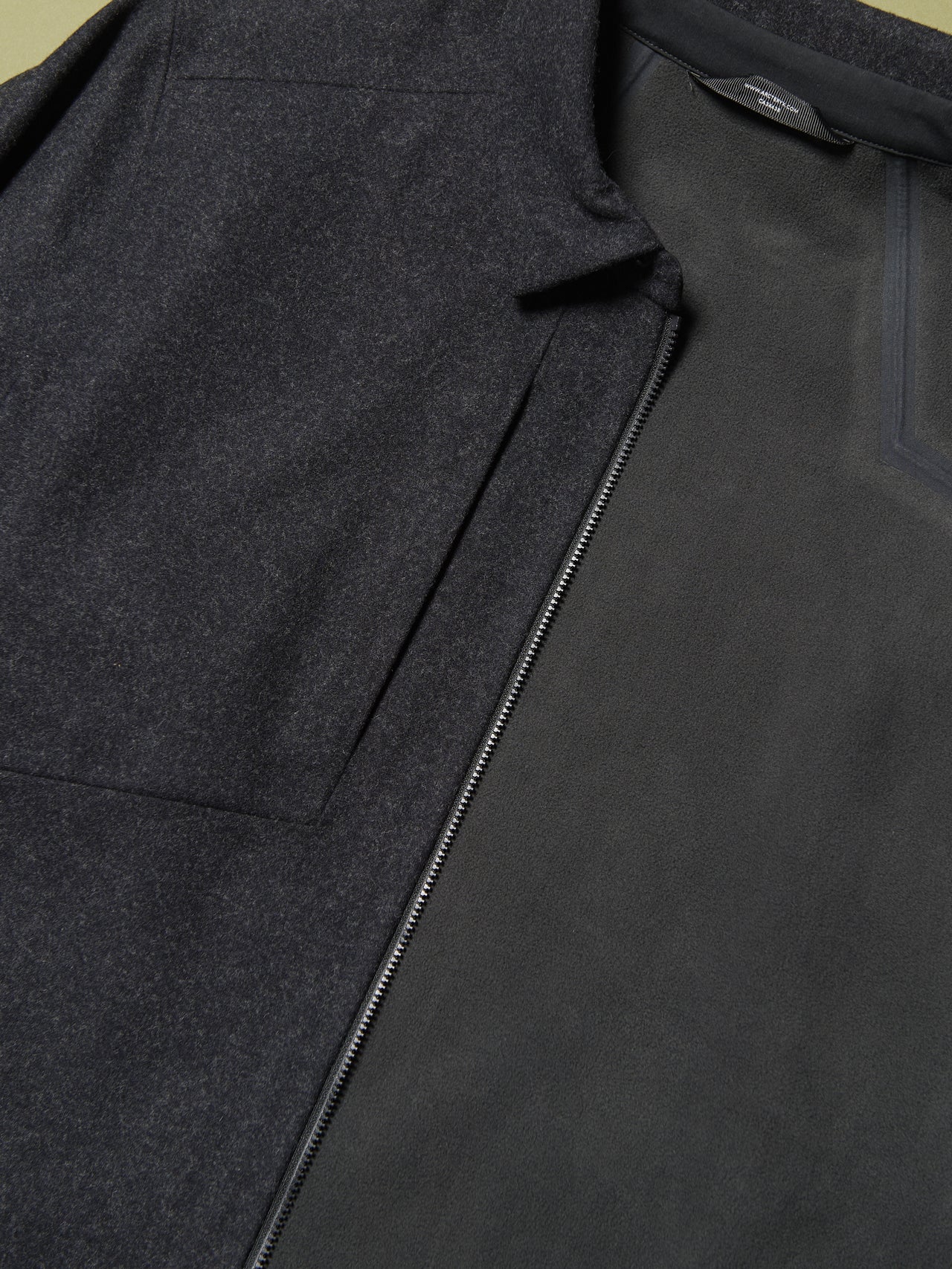 アークテリクスのソーヤー ウール オーバーシャツのフロントジップ、スナップボタン式のストームフラップ