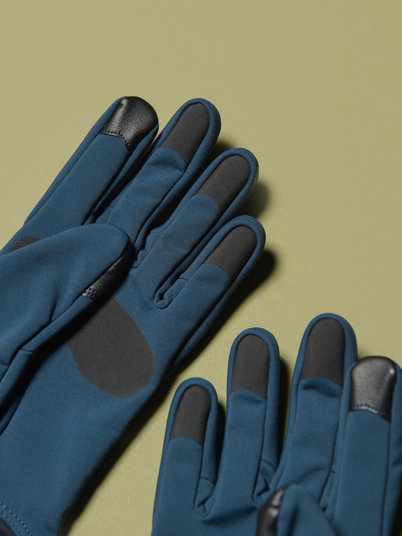 アークテリクスのベンタ グローブ 手袋の手のひらと指をTPUで補強