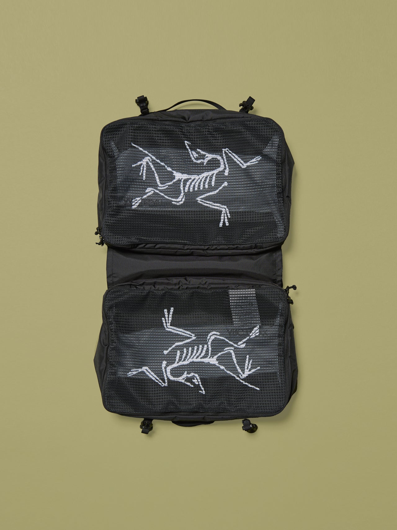 アークテリクスのインデックス ギア オーガナイザー パックの内側のメッシュポケット