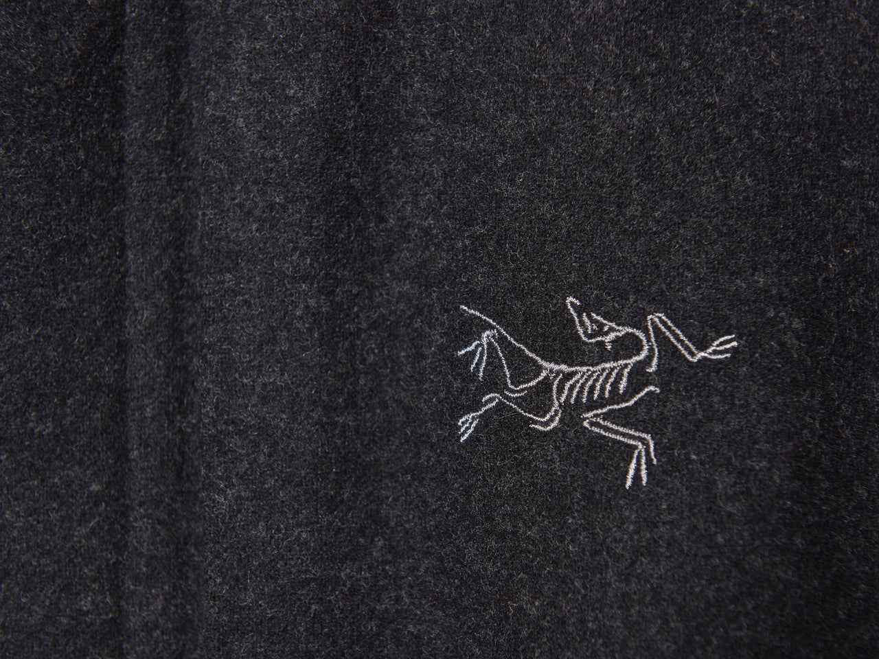 「アークテリクス」で12月に買うべき名品７選！ 珍しいウールシャツ＆フリースパンツ、ダウンじゃないのに暖かい最強アウター、１万円以下暖か小物…[ARC’TERYX]