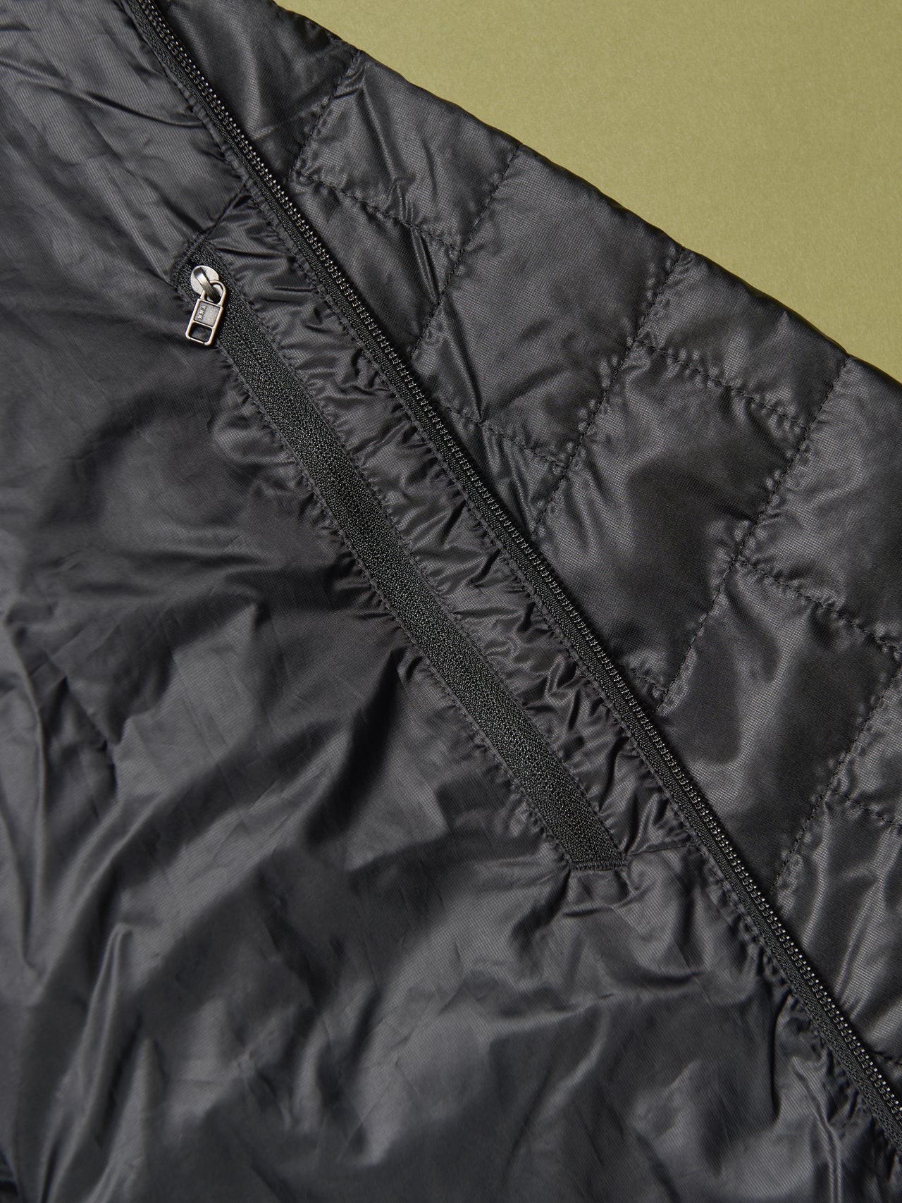 パタゴニアの黒いメンズ・ナノ・パフ・ジャケット の内側のジッパーポケット