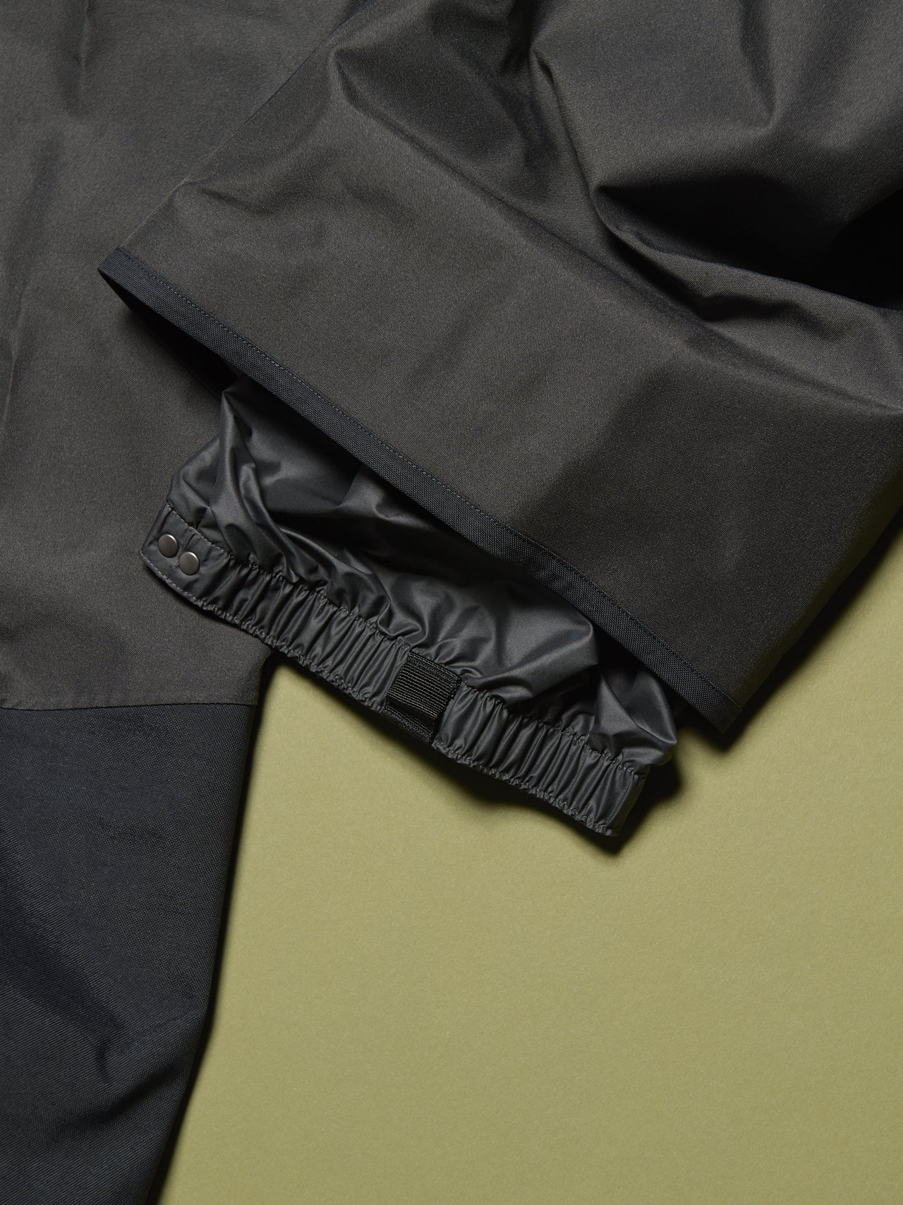 パタゴニアの黒いメンズ・パウダー・タウン・パンツ（レギュラー） の裾口、ゲイター