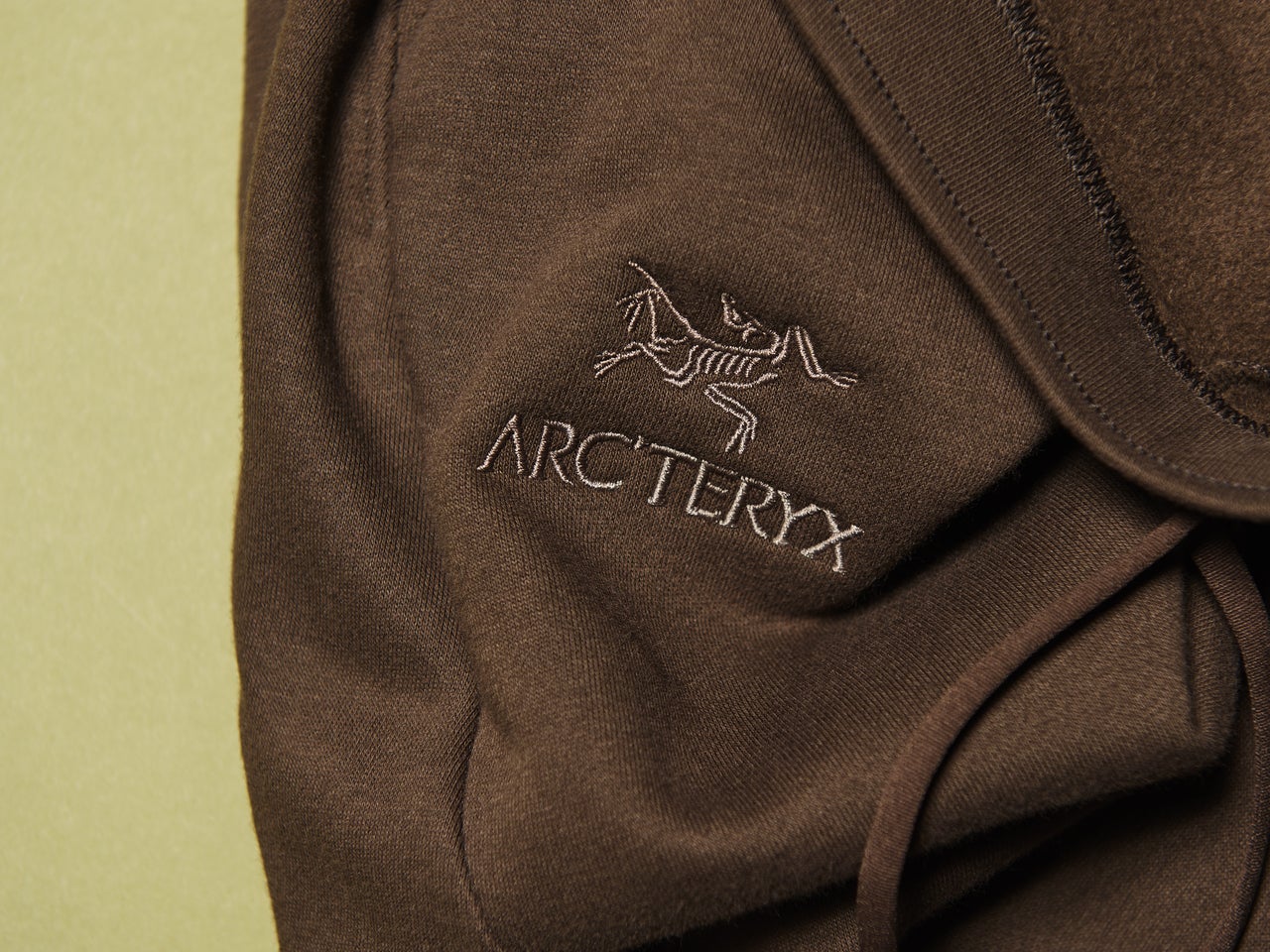 アークテリクスのエンブレム フリース ジョガーのロゴと素材感