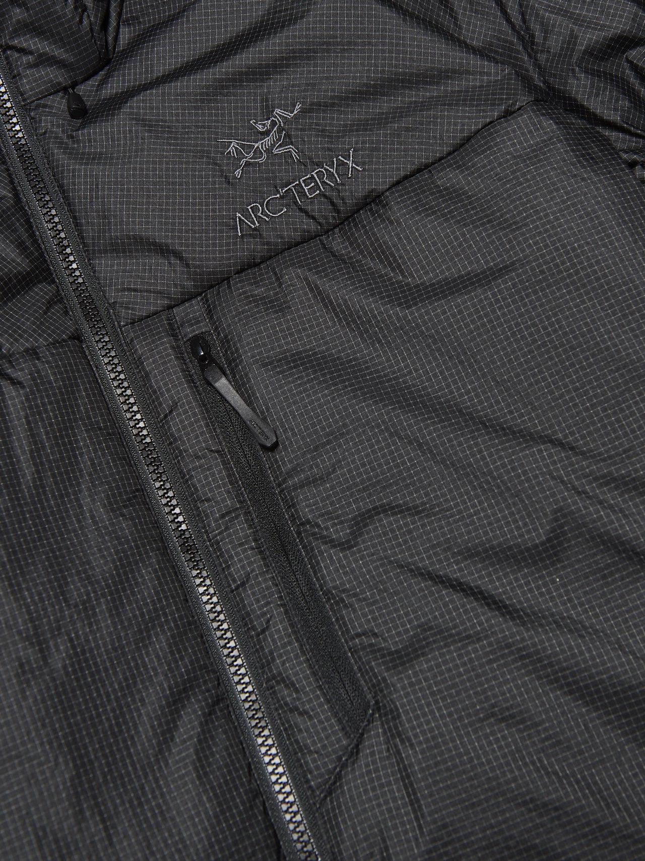 アークテリクスの中綿ジャケット／ニュークレイ SV パーカ メンズのフロントジップ