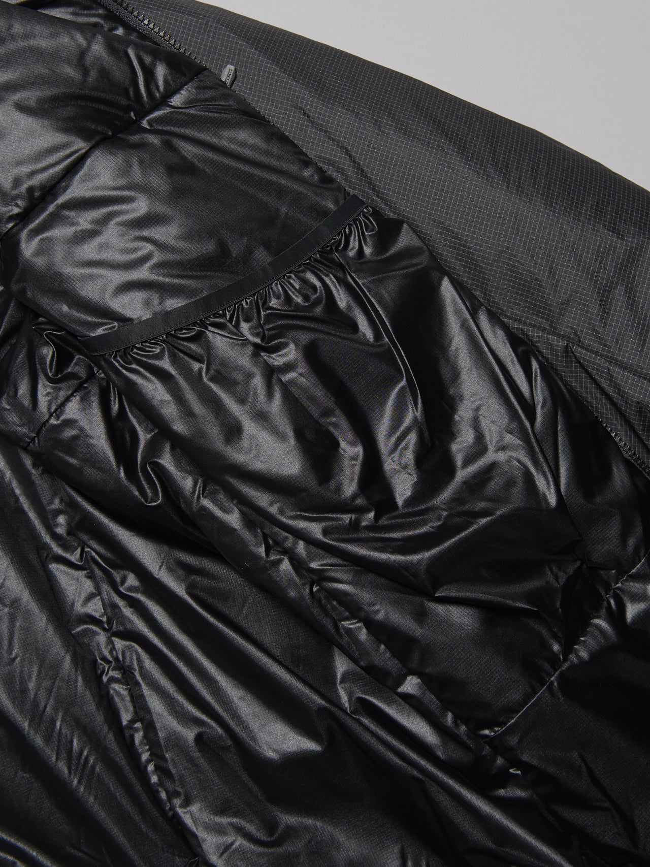 アークテリクスの中綿ジャケット／ニュークレイ SV パーカ メンズの裏地