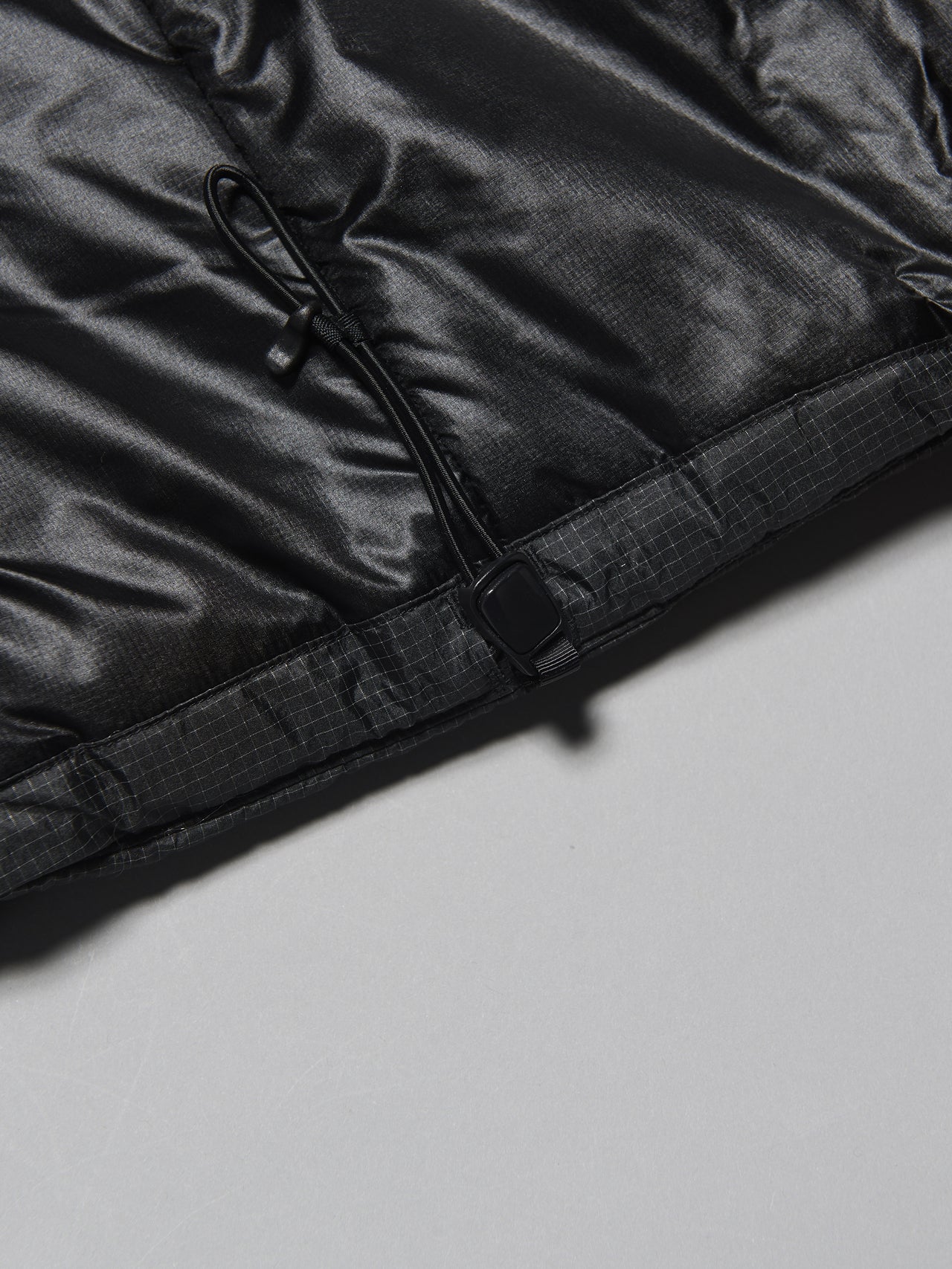 アークテリクスの中綿ジャケット／ニュークレイ SV パーカ メンズの裾コード