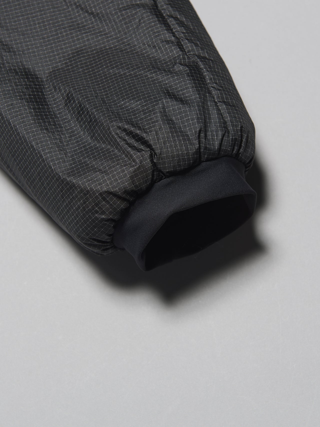 アークテリクスの中綿ジャケット／ニュークレイ SV パーカ メンズの袖