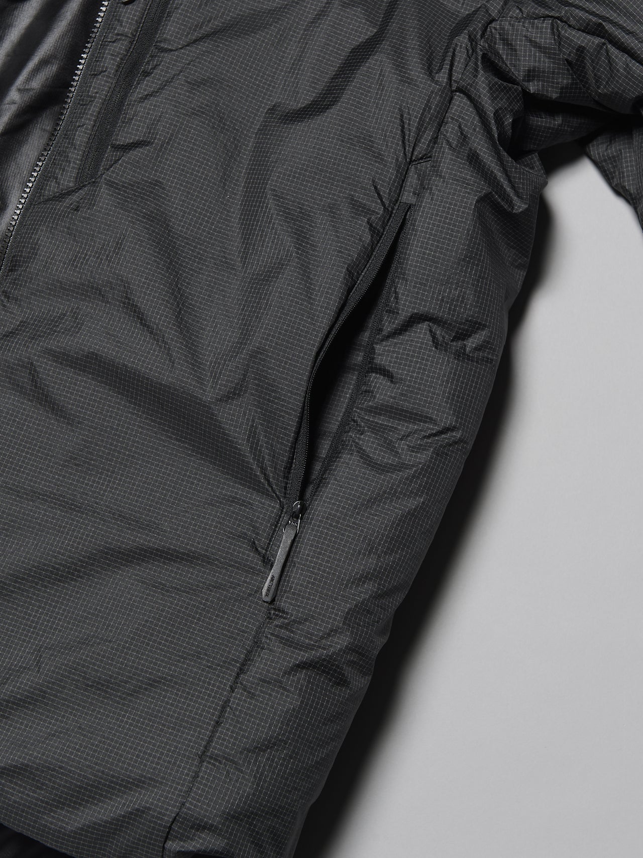 アークテリクスの中綿ジャケット／ニュークレイ SV パーカ メンズのサイドポケット