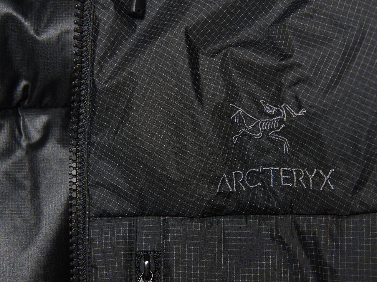 アークテリクスの中綿ジャケット／ニュークレイ SV パーカ メンズの胸ロゴ