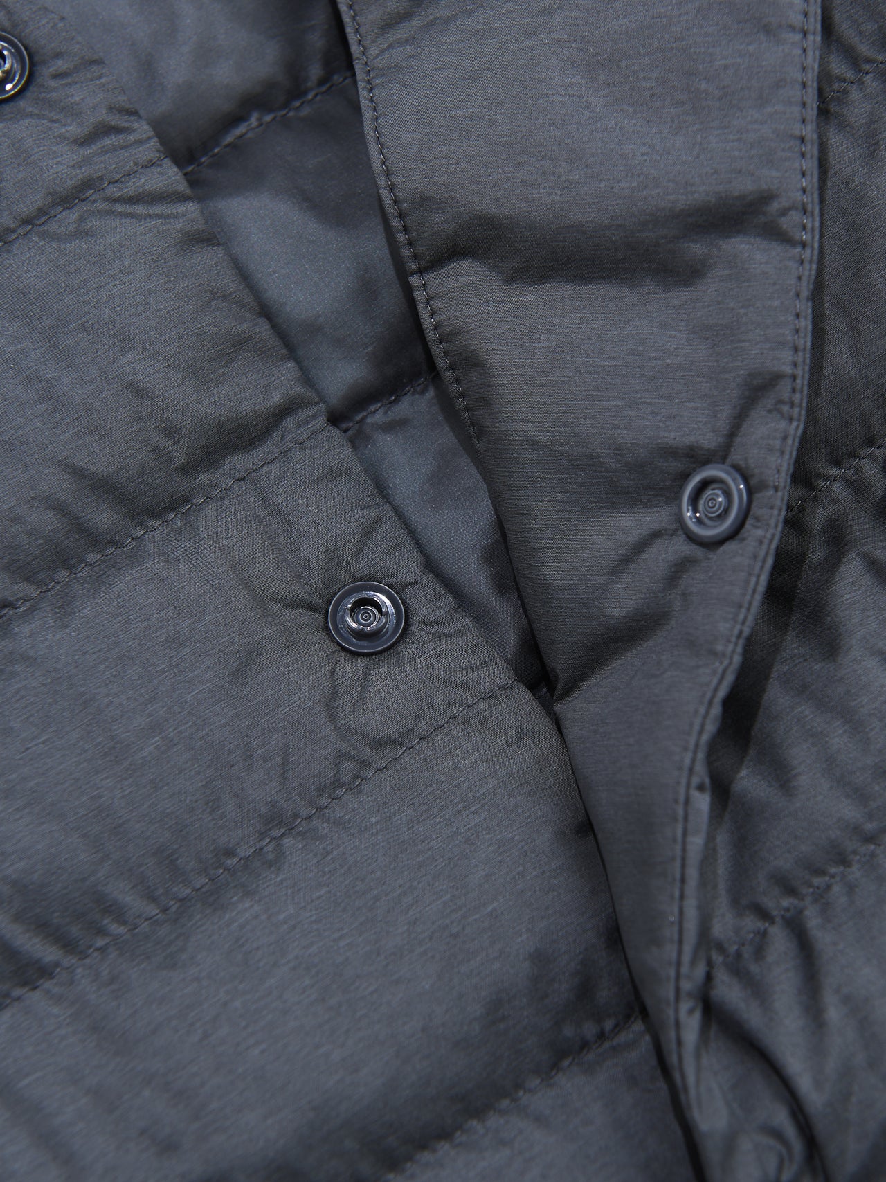 ユニクロのパフテックコンパクトベストのスナップボタン