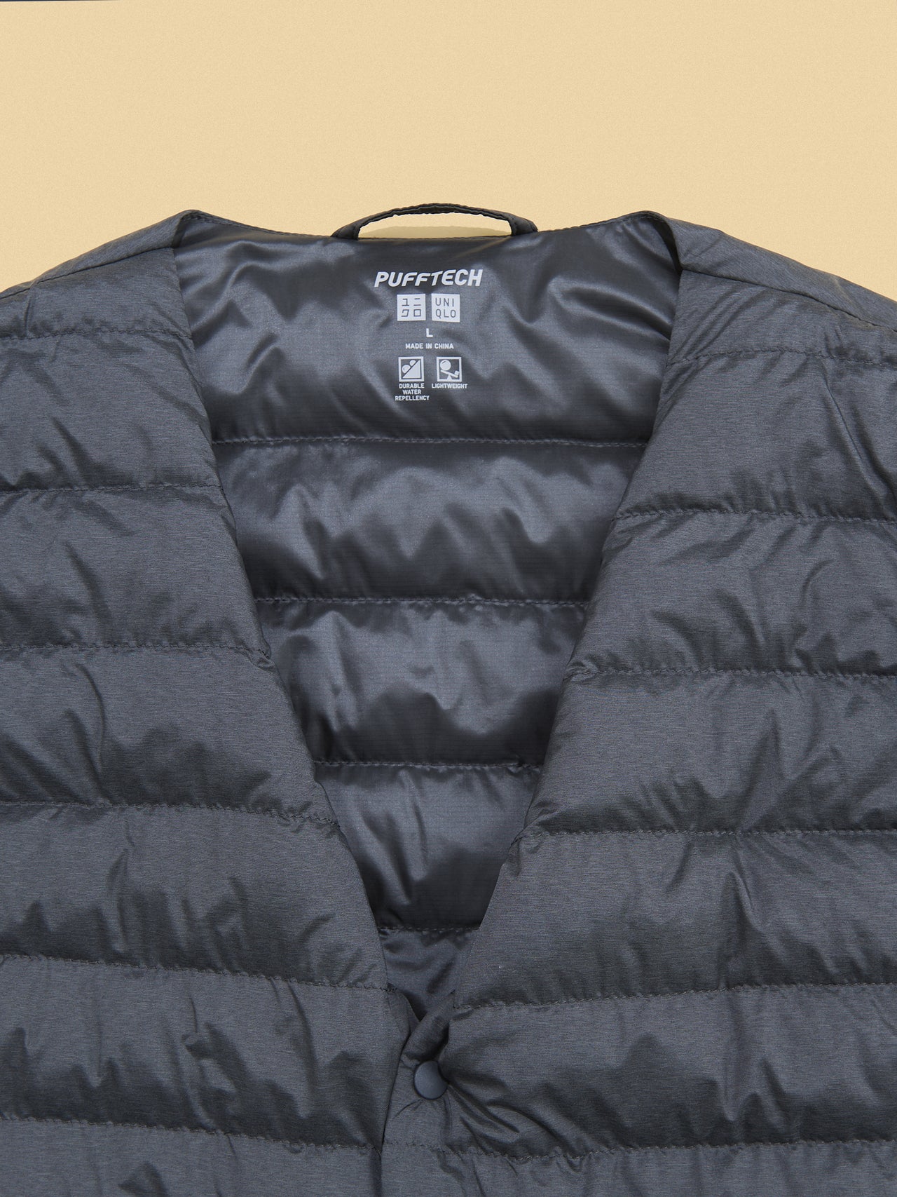 ユニクロのパフテックコンパクトベストのVネック