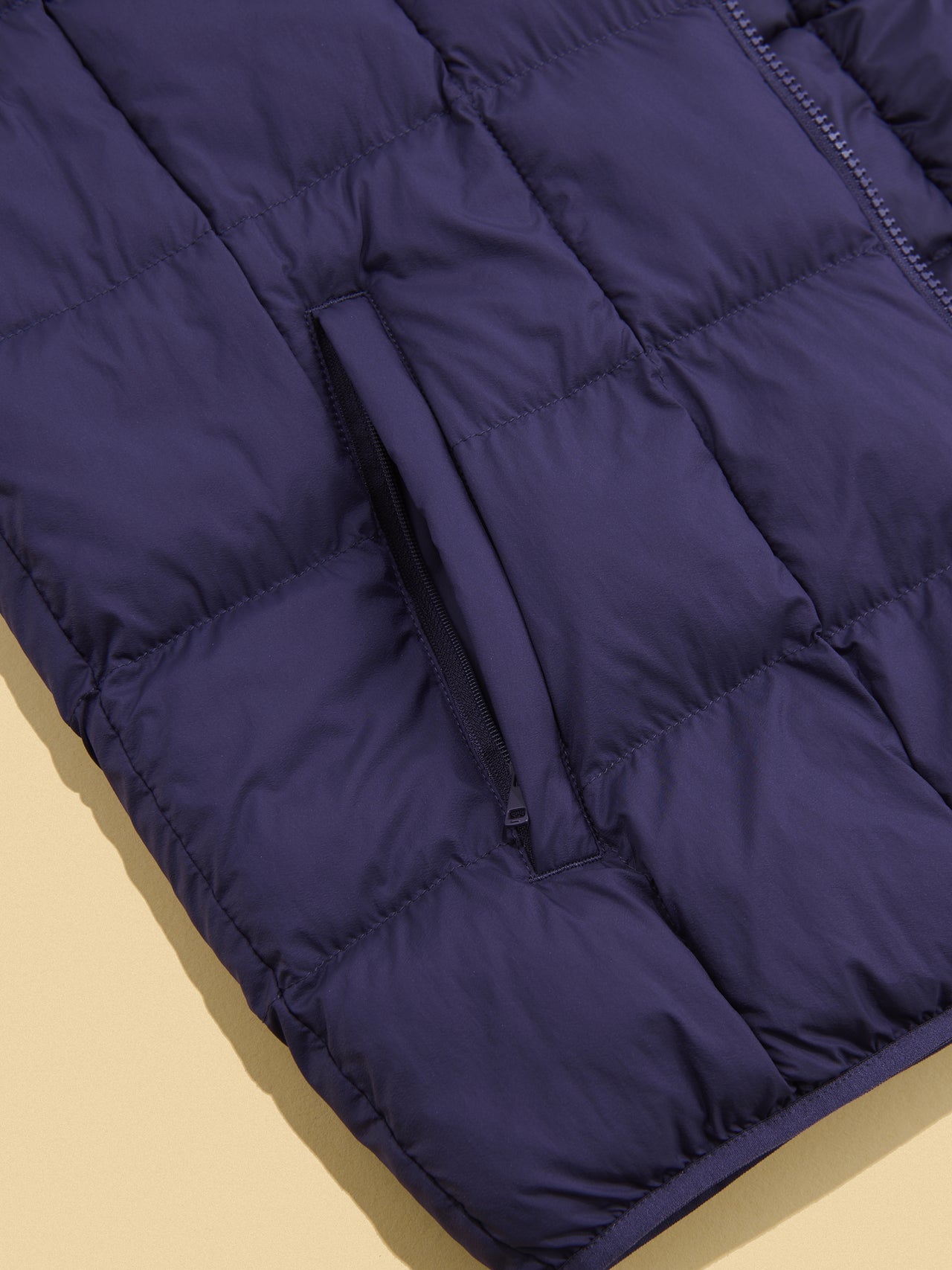 ユニクロのパフテックベストのサイドポケット