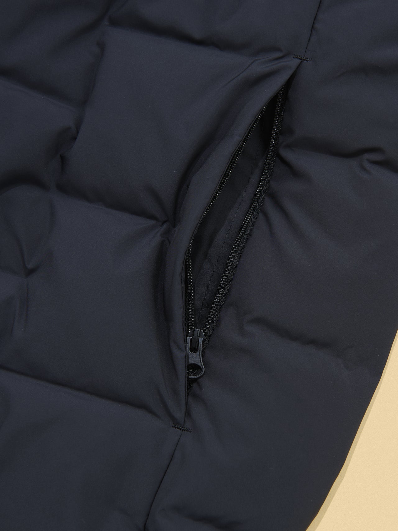 ユニクロのパフテックパーカのサイドジップポケット