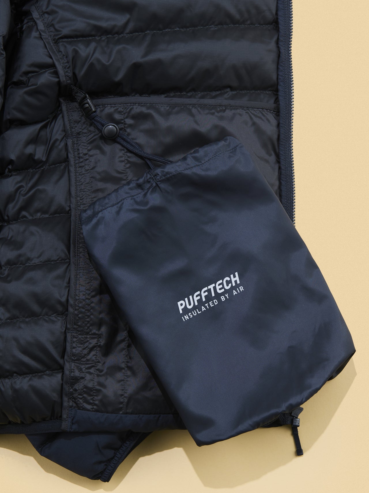 ユニクロのパフテックジャケットのパッカブルのバッグ