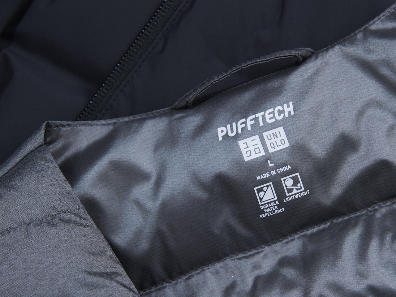 ユニクロのパフテックコンパクトベストのロゴ寄り