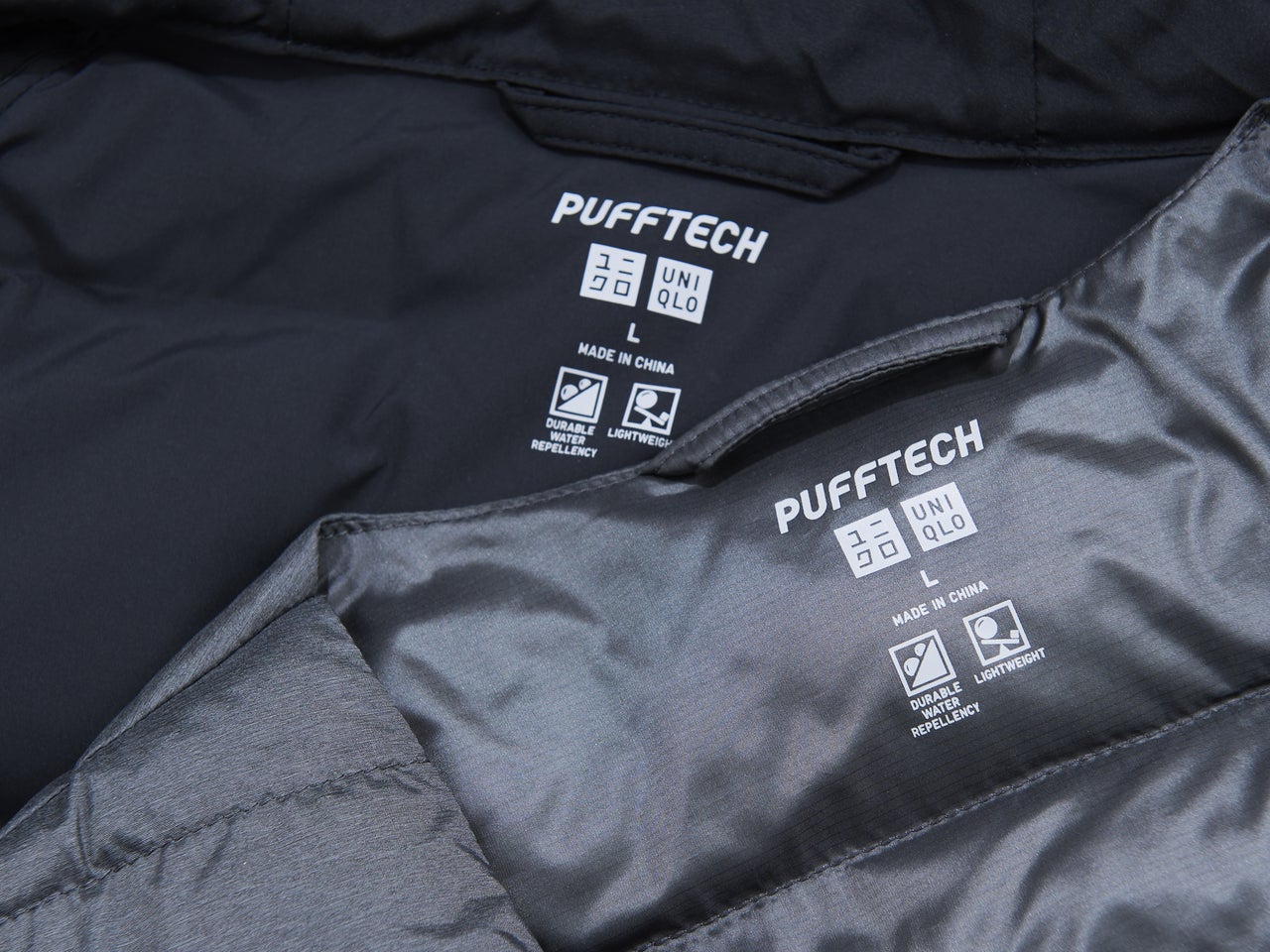 ユニクロの高機能中綿「パフテック」のロゴ寄りカット