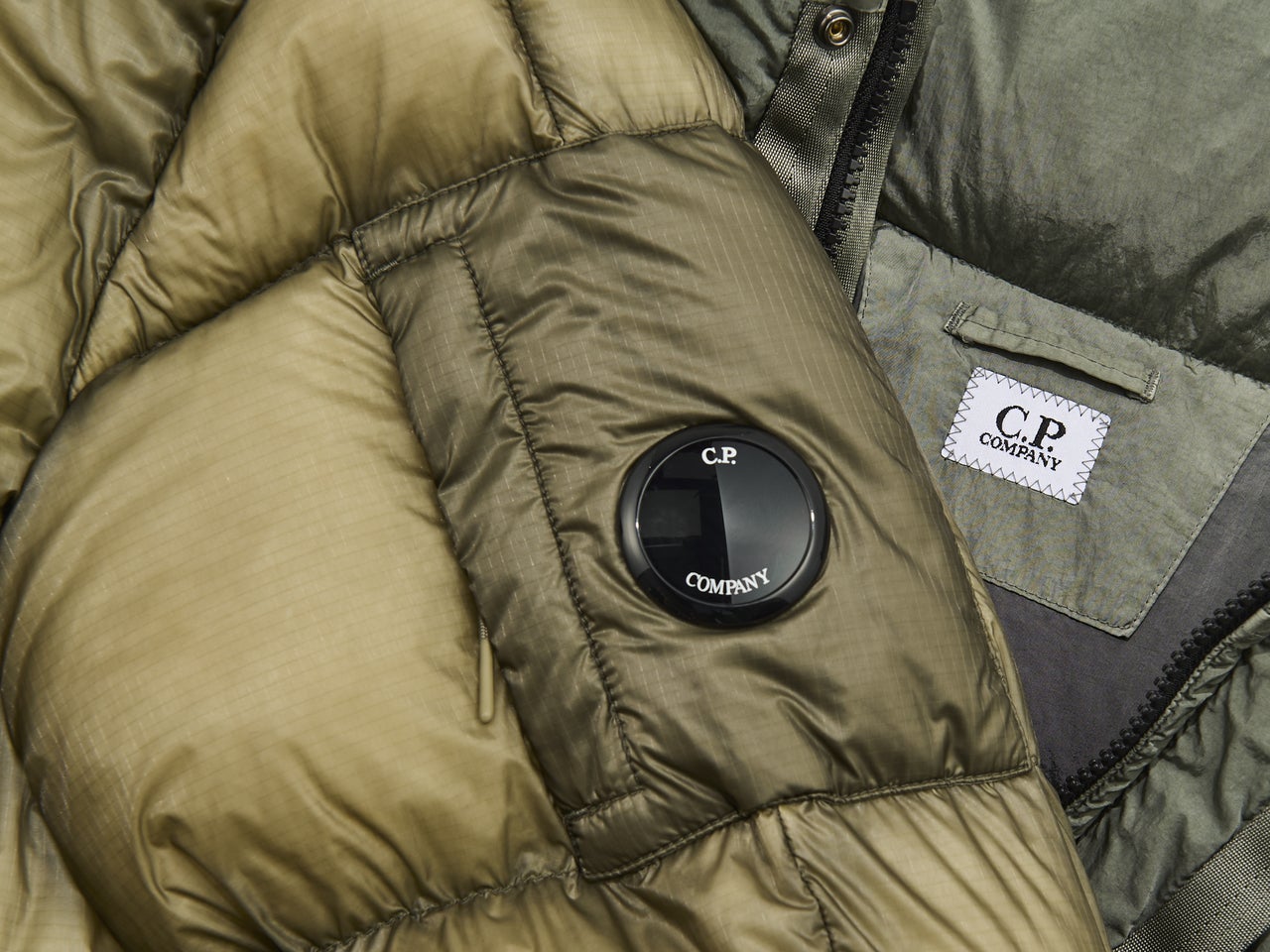 「シーピーカンパニー」で買うべき新作ダウン５選＆試着レビュー！象徴的なレンズディテールを見たことあるけどオススメは？[C.P. Company]