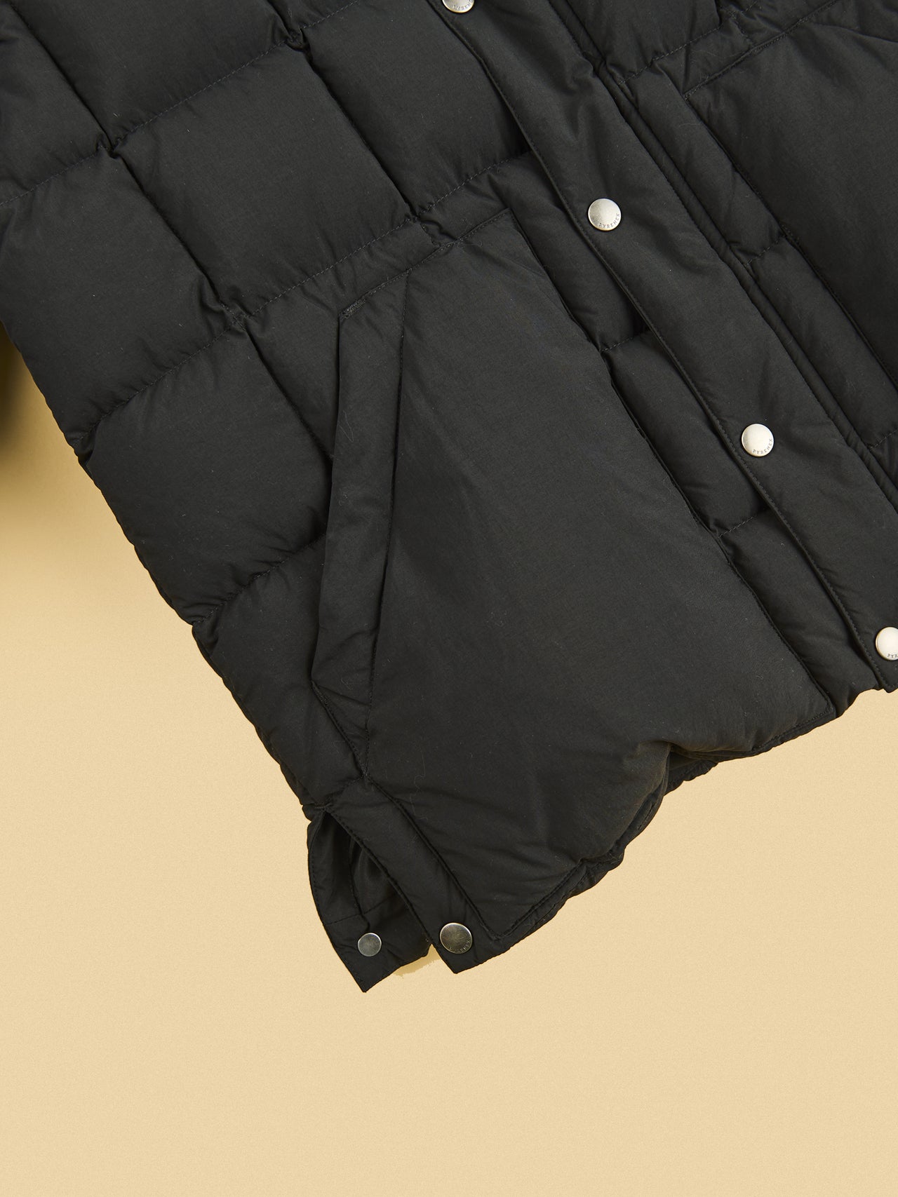 ピレネックスの新作ダウン「FLIGHT」ポケットアップ