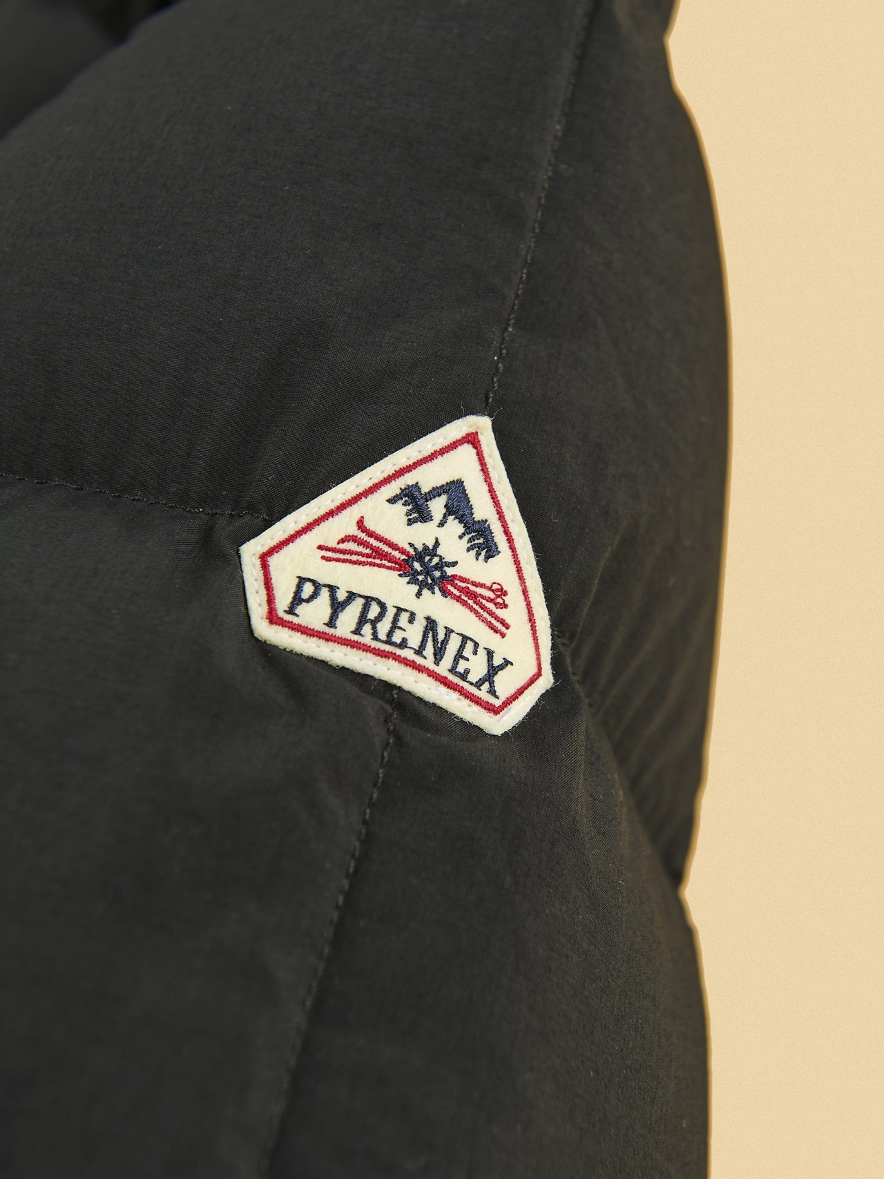 ピレネックスの新作ダウン「FLIGHT」ロゴ